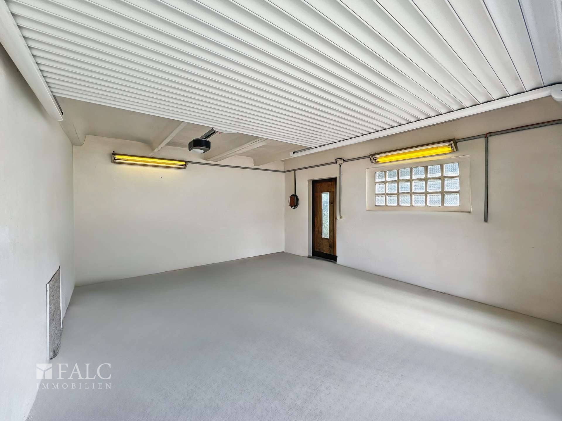 Garage mit elektrischen Tor